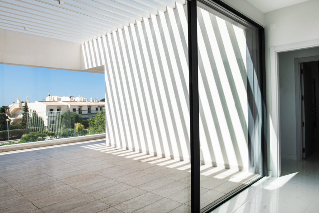 Aluminiumfenster und schlanke Profile von Mestre Raposa und Otiima